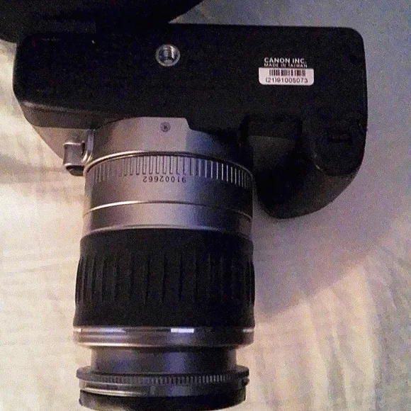 Canon SLR 35mm Rebel T2 & Carrying Case